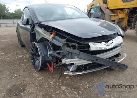 2024 Tesla Model Y Performance Dual Motor All-Wheel Drive z USA, uszkodzony, nr VIN 7SAYGDEFXRF022897